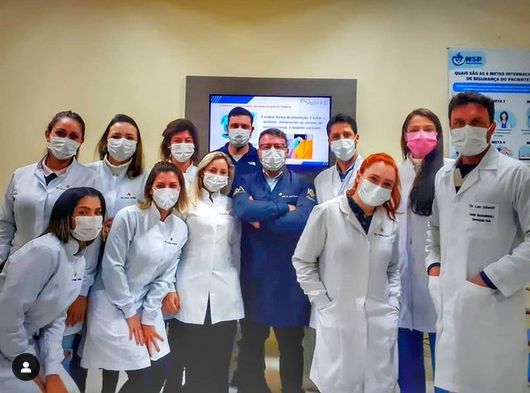 Dr. André apresentando sobre Estado Atual da Arte em Implantodontia