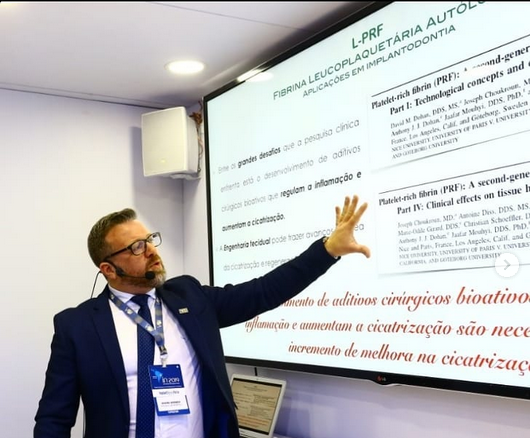 Dr. André apresentando sobre sedação consciente